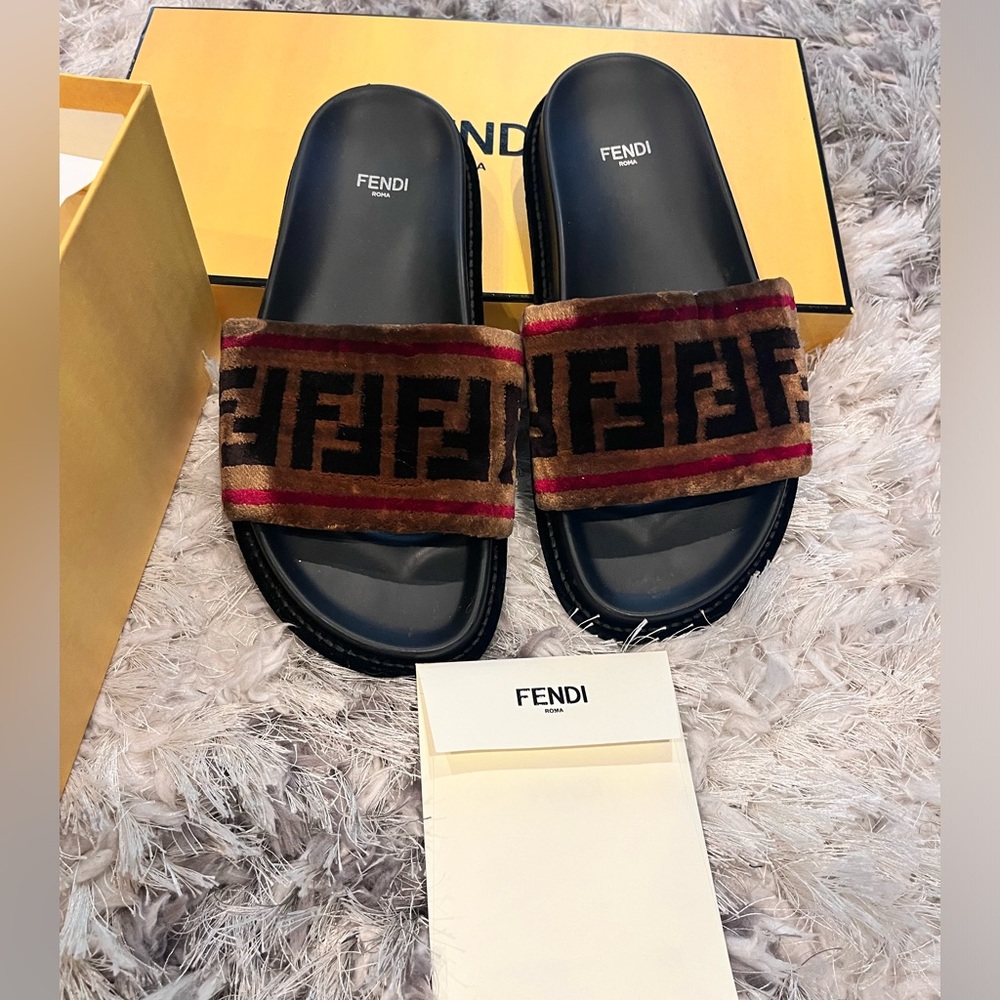 Fendi slides size 7